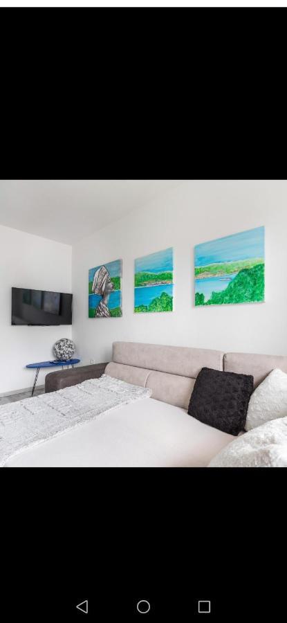 Mary Apartment Split